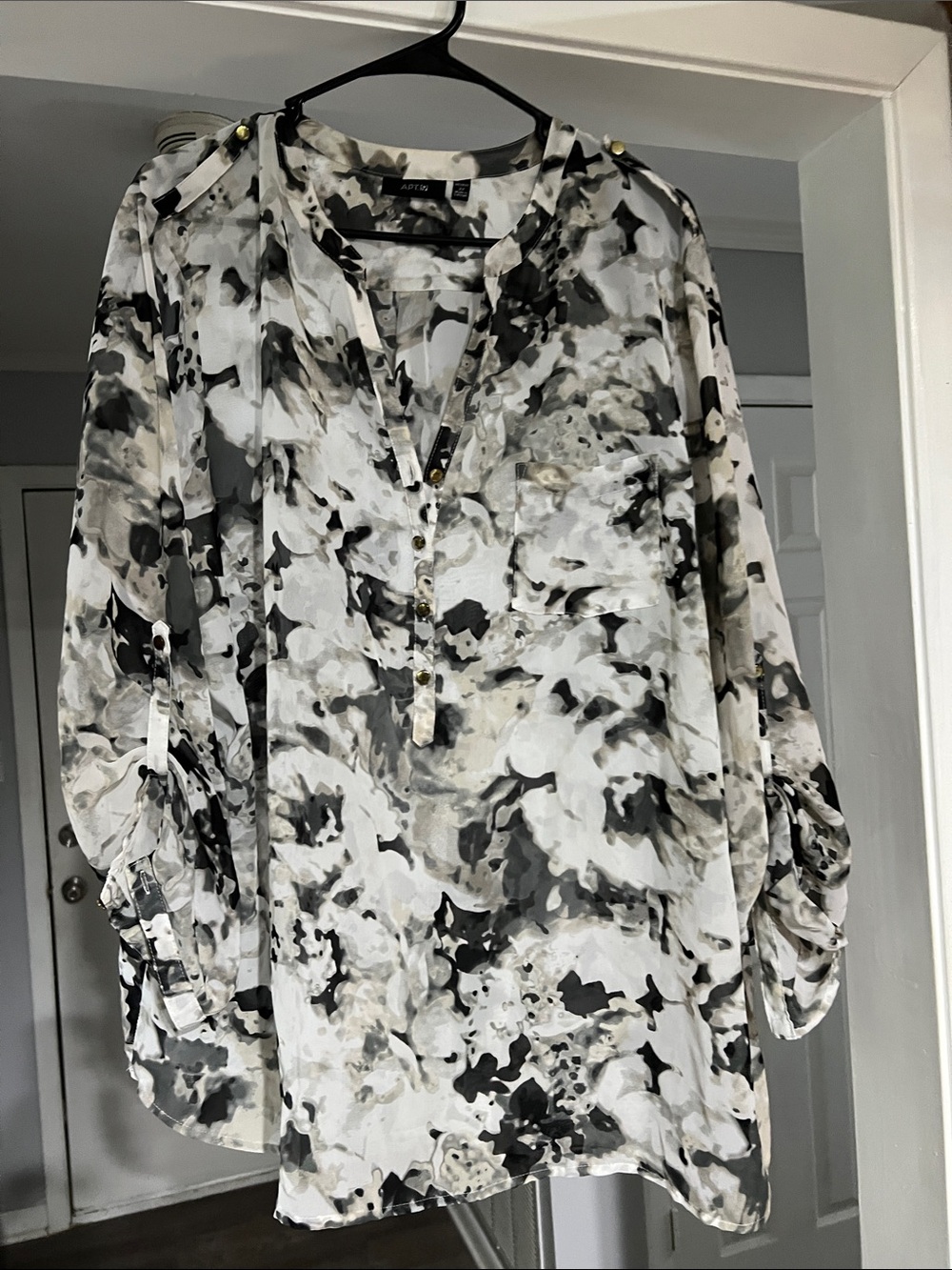 Apt. 9 Black, White & Gray Abstract Print V-Neck Blouse